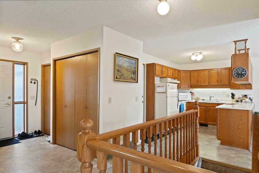 40 Sandarac Circle NW, Calgary — photo 2 of 25