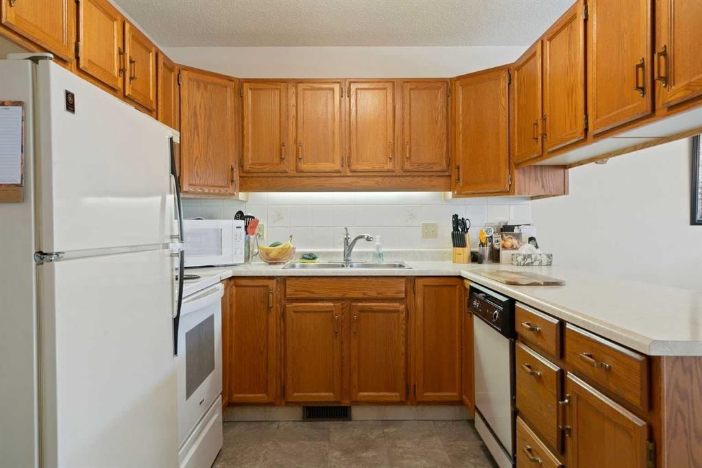40 Sandarac Circle NW, Calgary — photo 3 of 25