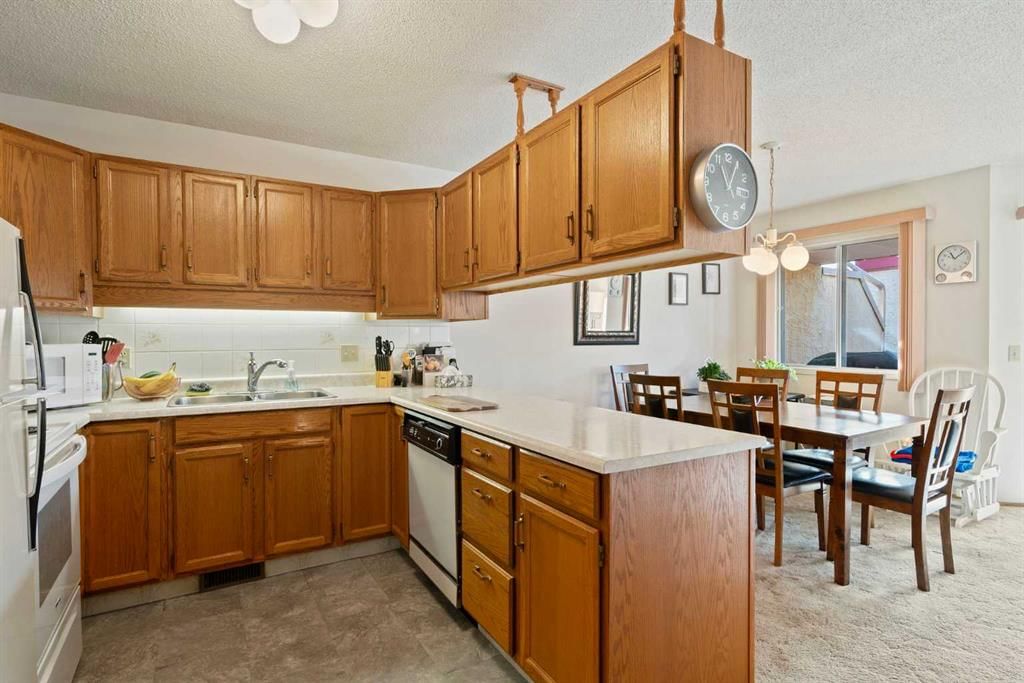 40 Sandarac Circle NW, Calgary — photo 4 of 25