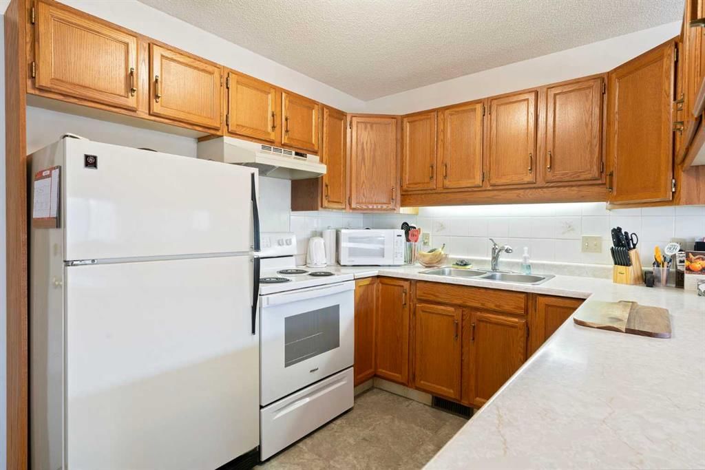 40 Sandarac Circle NW, Calgary — photo 5 of 25