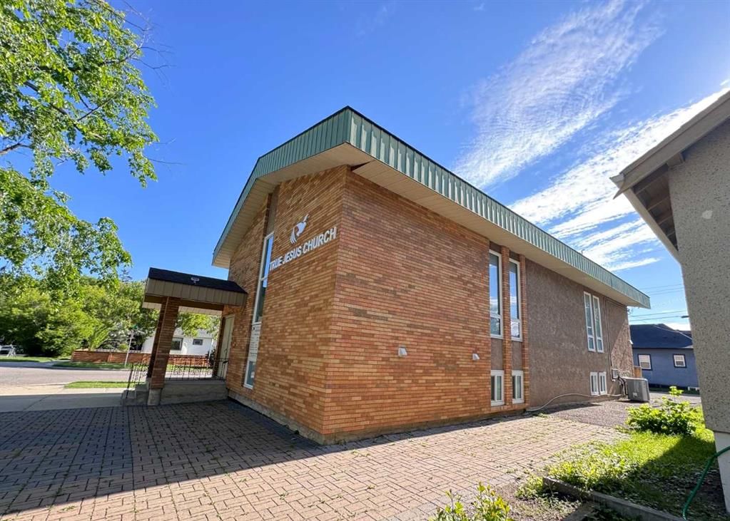 232 8A Street NE, Calgary — photo 5 of 41
