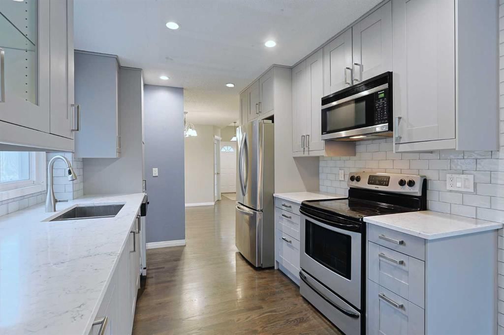 220 Silver Creek Mews NW, Calgary — photo 3 of 35