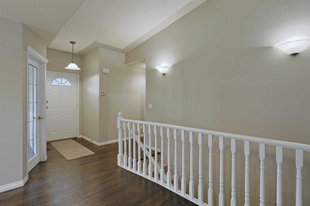 220 Silver Creek Mews NW, Calgary — photo 5 of 35
