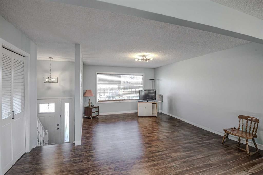 11 Ogmoor Crescent SE, Calgary — photo 2 of 32