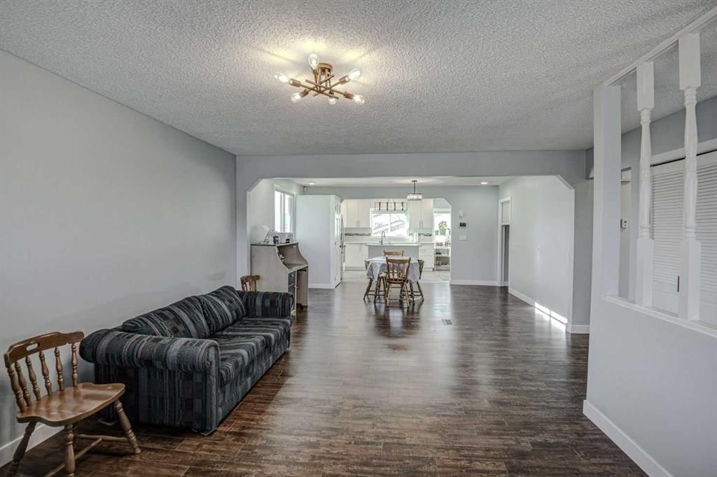 11 Ogmoor Crescent SE, Calgary — photo 4 of 32