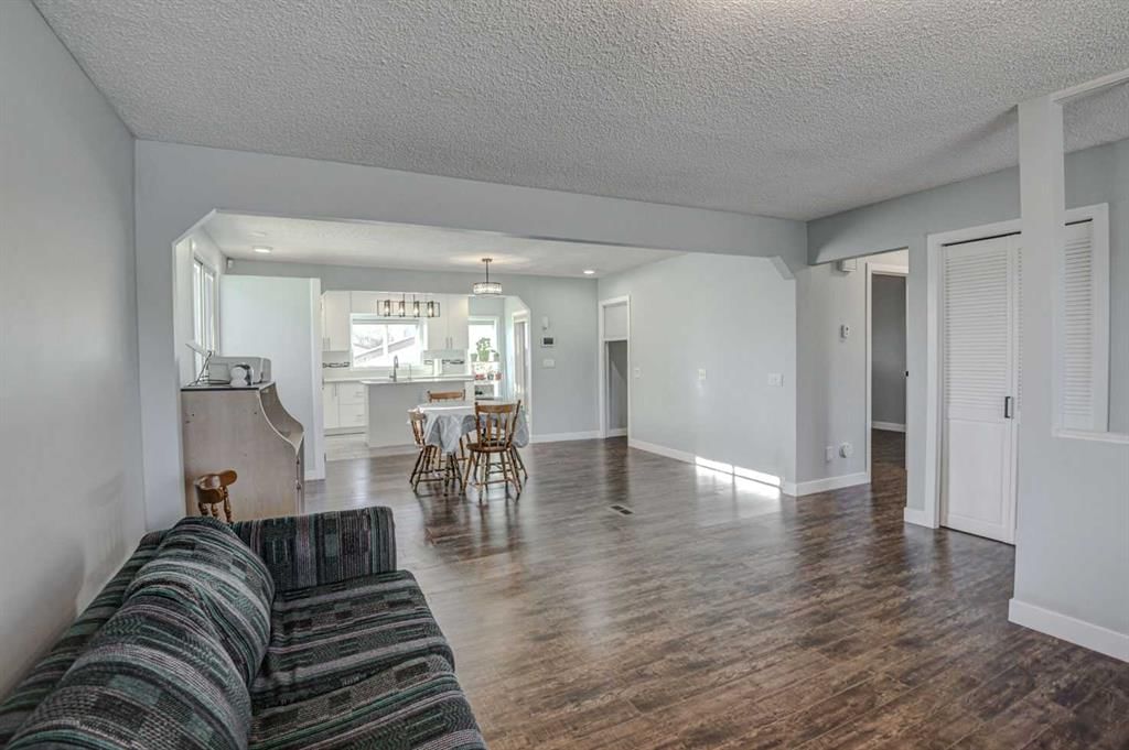 11 Ogmoor Crescent SE, Calgary — photo 5 of 32