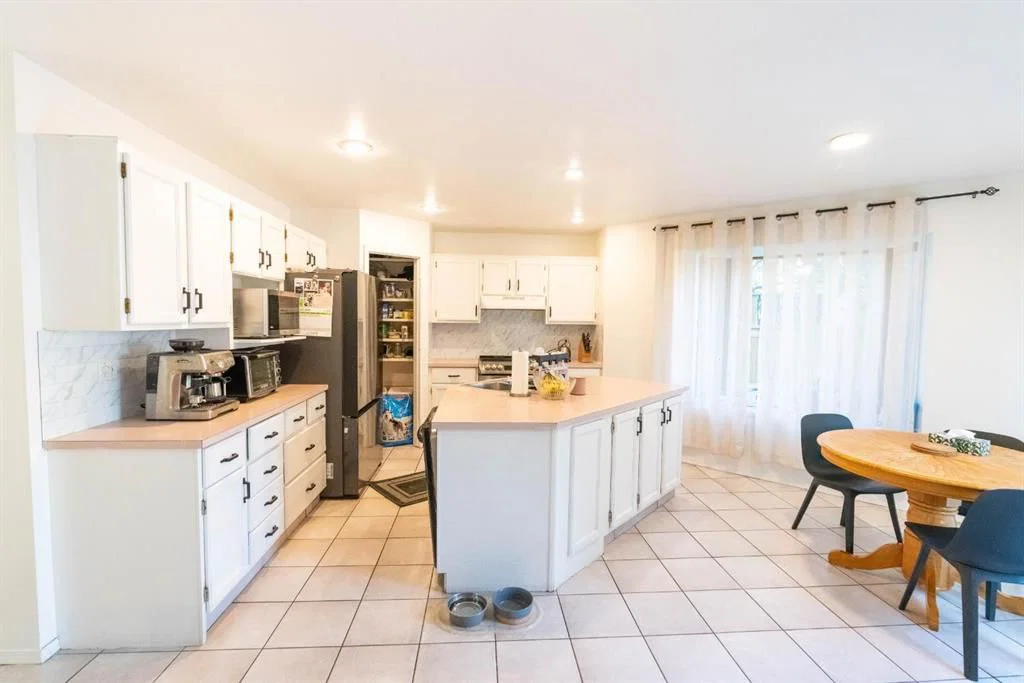 33 Sundown Close SE, Calgary — photo 5 of 19