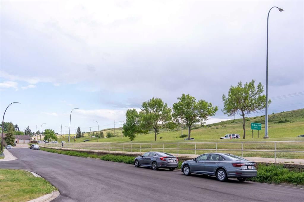 53 Beaconsfield Crescent NW, Calgary — main listing photo