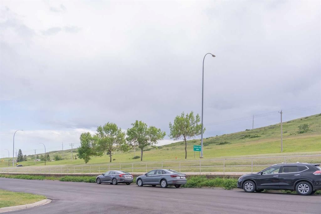 53 Beaconsfield Crescent NW, Calgary — photo 2 of 30