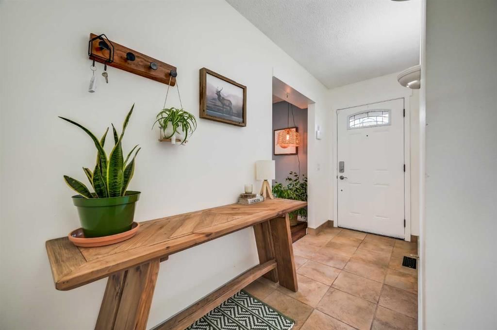 828 Queensland Drive SE, Calgary — photo 2 of 31