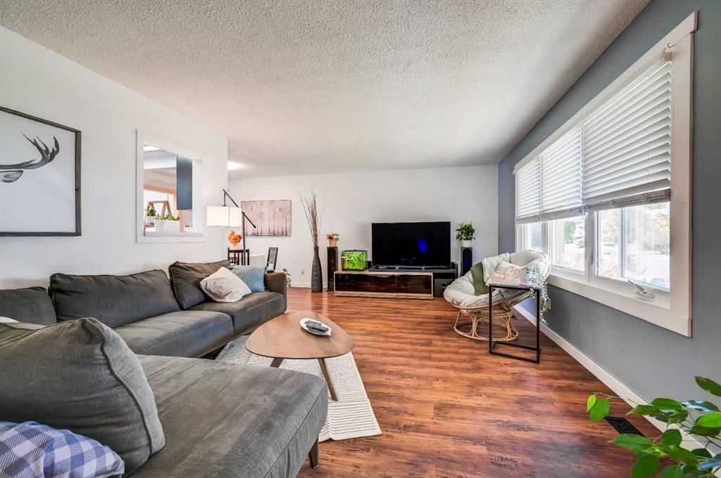 828 Queensland Drive SE, Calgary — photo 3 of 31