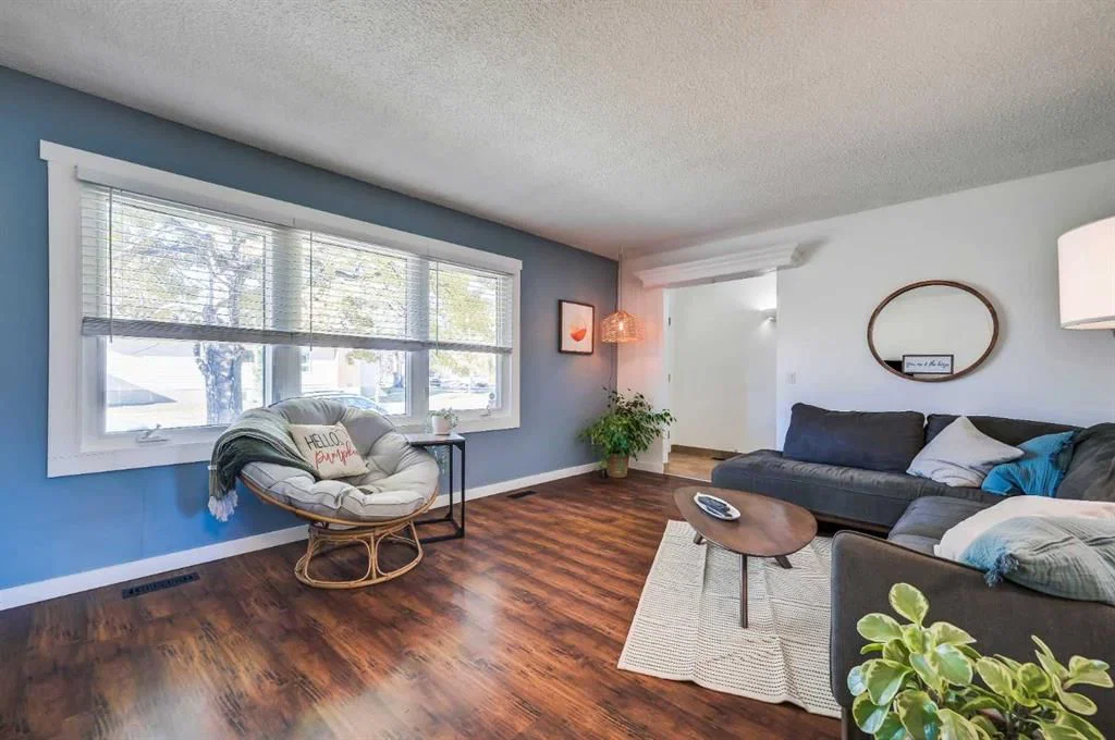 828 Queensland Drive SE, Calgary — photo 4 of 31