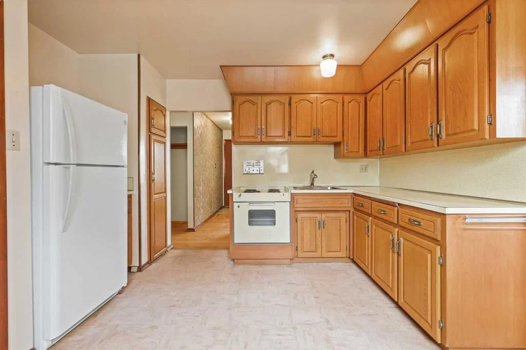 3504 Button Road NW, Calgary — photo 5 of 15