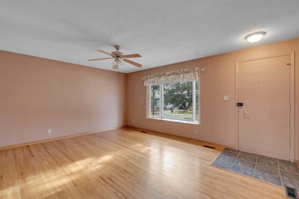 832 Raynard Crescent SE, Calgary — photo 2 of 50