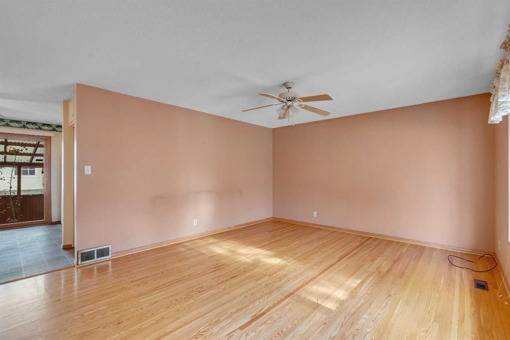 832 Raynard Crescent SE, Calgary — photo 3 of 50