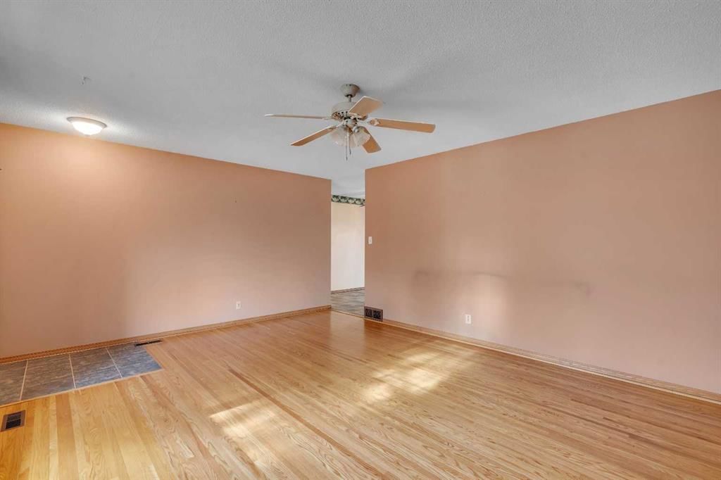 832 Raynard Crescent SE, Calgary — photo 4 of 50