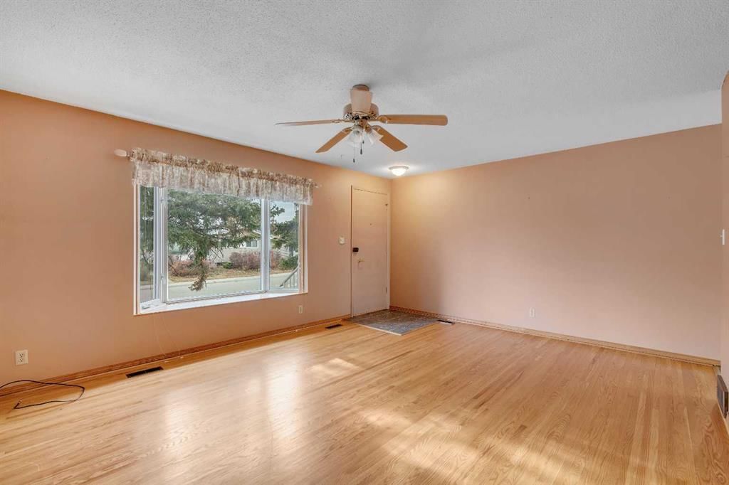 832 Raynard Crescent SE, Calgary — photo 5 of 50