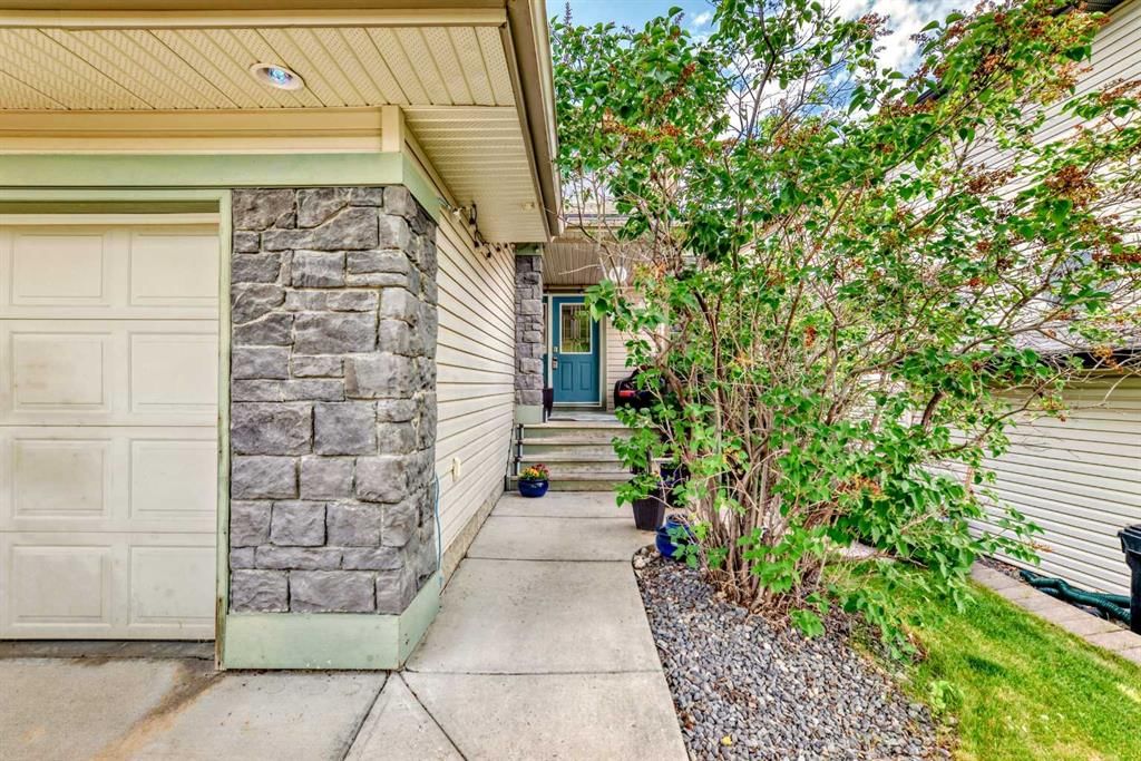 73 Crestmont Drive SW, Calgary — photo 2 of 50