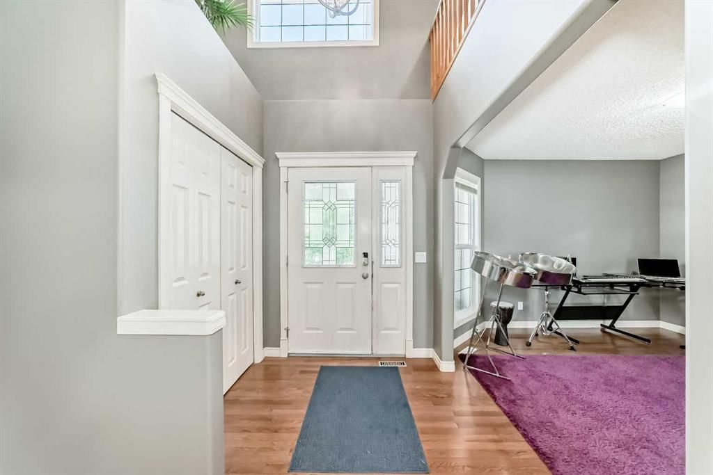 73 Crestmont Drive SW, Calgary — photo 5 of 50