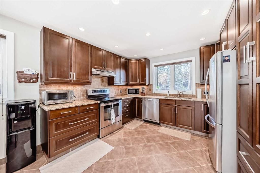 6623 Lakeview Drive SW, Calgary — photo 3 of 50