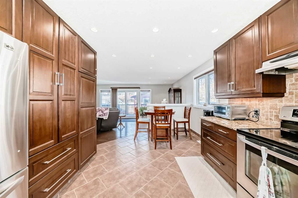 6623 Lakeview Drive SW, Calgary — photo 5 of 50