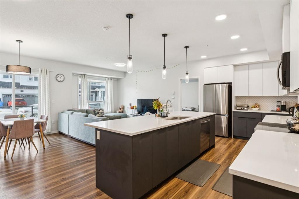 1105, 33 Carringham Gate NW, Calgary — main listing photo