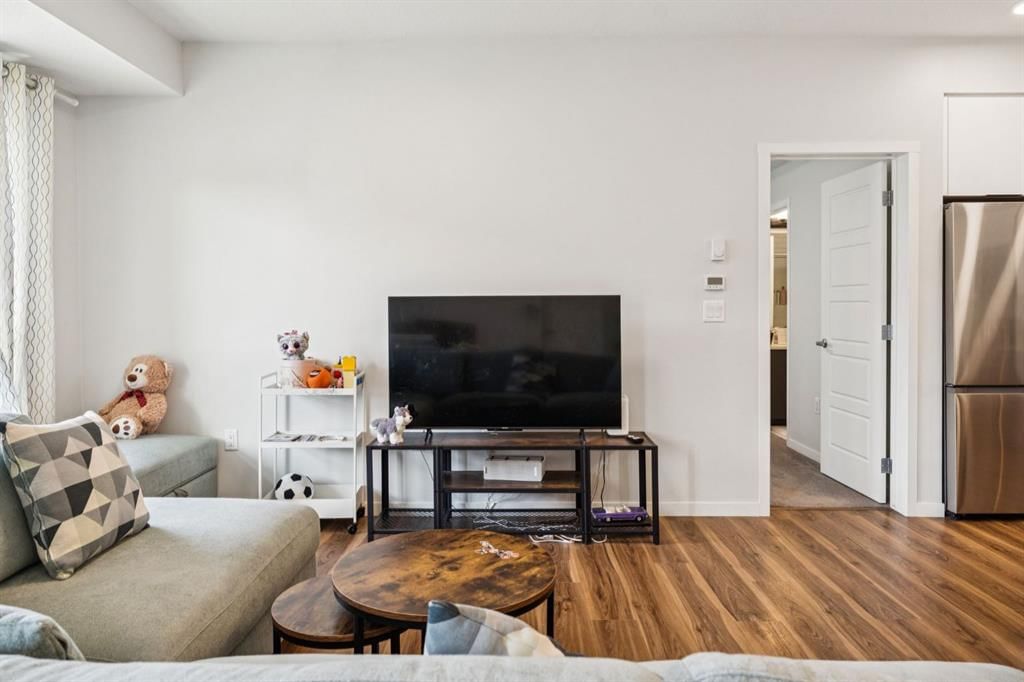 1105, 33 Carringham Gate NW, Calgary — photo 5 of 19