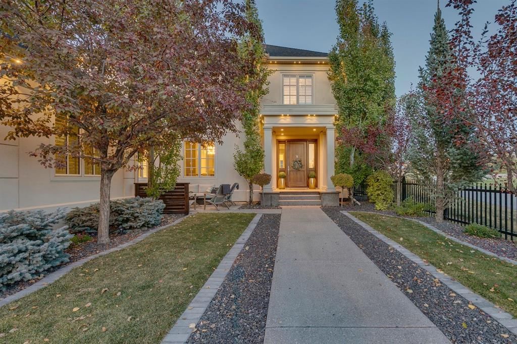 40 Mary Dover Drive SW, Calgary — photo 2 of 50