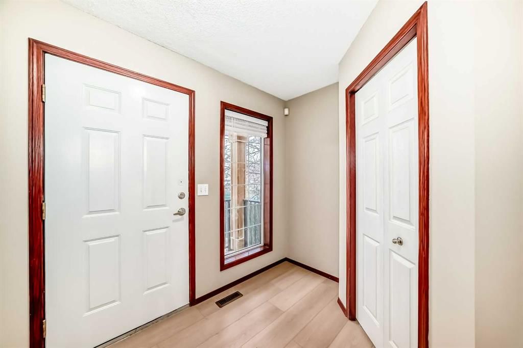 25 Scotia Point NW, Calgary — photo 4 of 49