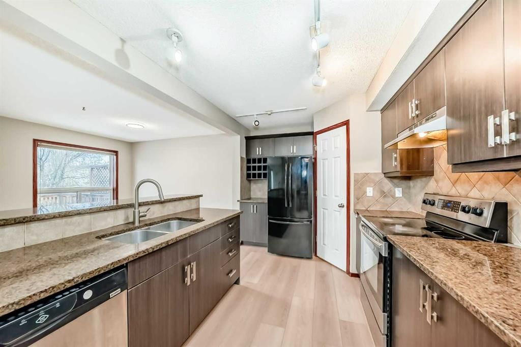25 Scotia Point NW, Calgary — photo 5 of 49