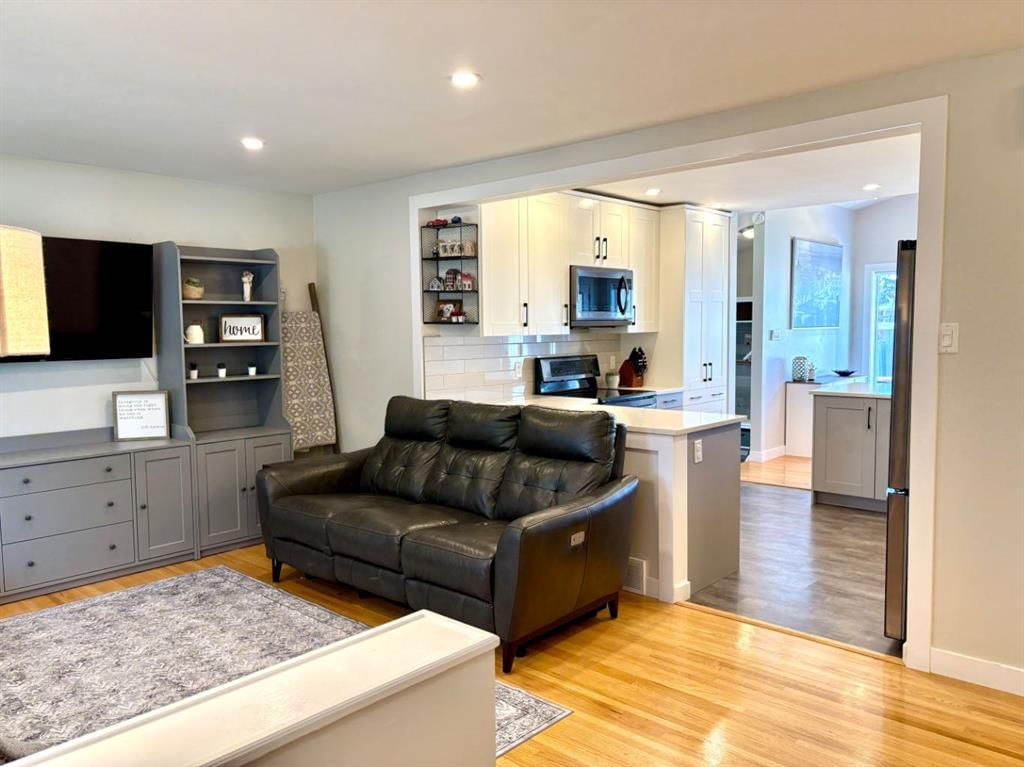 124 Glenpatrick Drive SW, Calgary — photo 2 of 48