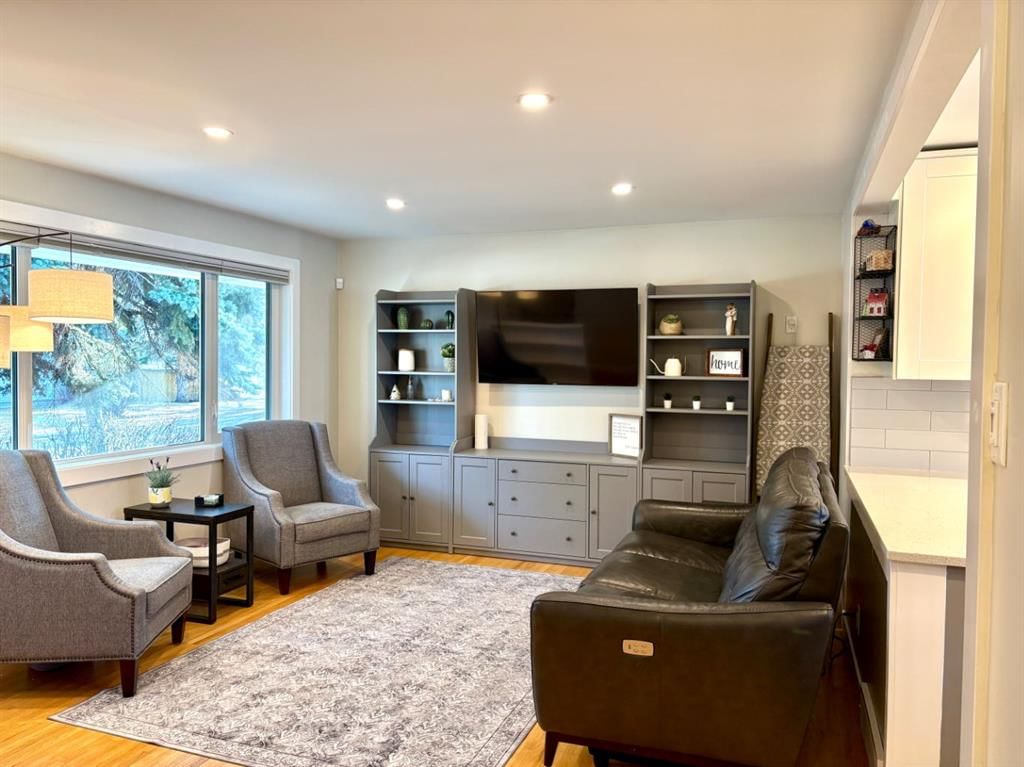 124 Glenpatrick Drive SW, Calgary — photo 3 of 48