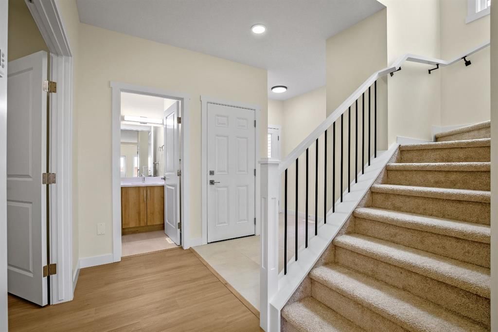 585 Corner Meadows Way NE, Calgary — photo 3 of 35