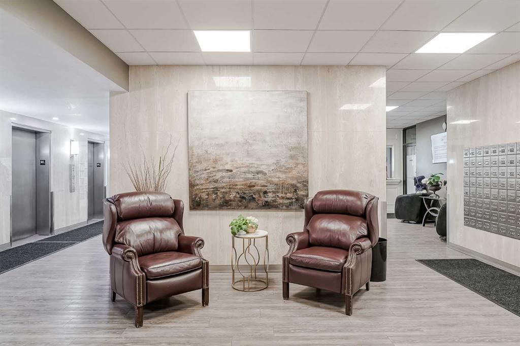 305, 145 Point Drive NW, Calgary — photo 4 of 33