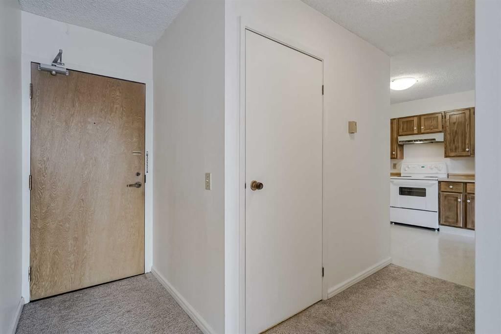 305, 145 Point Drive NW, Calgary — photo 5 of 33