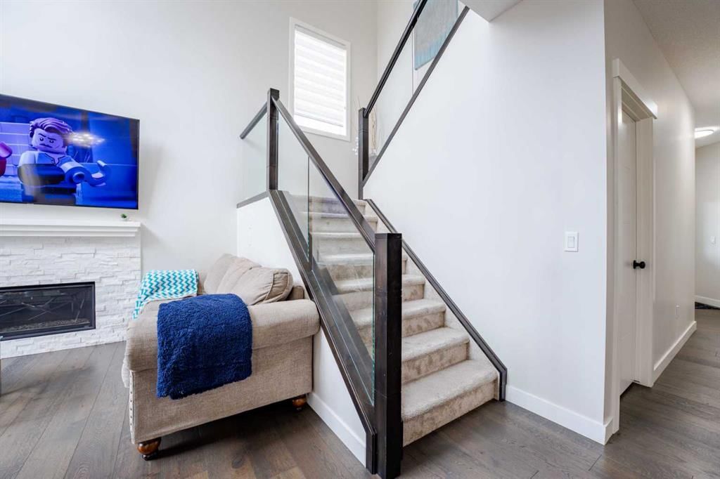 7 Sherview Grove NW, Calgary — photo 3 of 42
