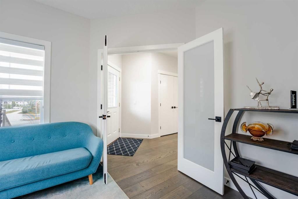 7 Sherview Grove NW, Calgary — photo 5 of 42