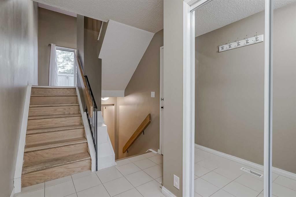 20, 27 Silver Springs Drive NW, Calgary — photo 3 of 44