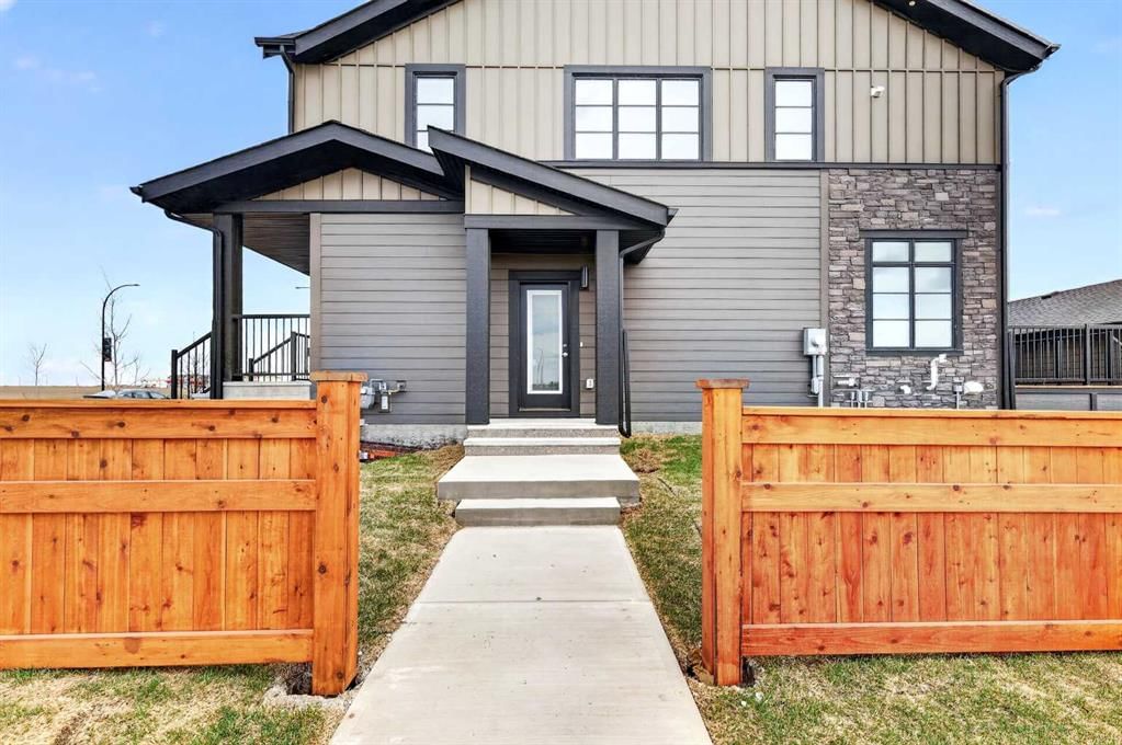 7007 Rangeview Avenue SE, Calgary — photo 3 of 26