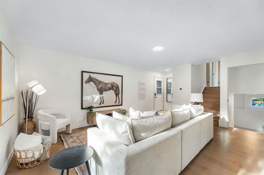 212 Midlawn Close SE, Calgary — photo 4 of 42