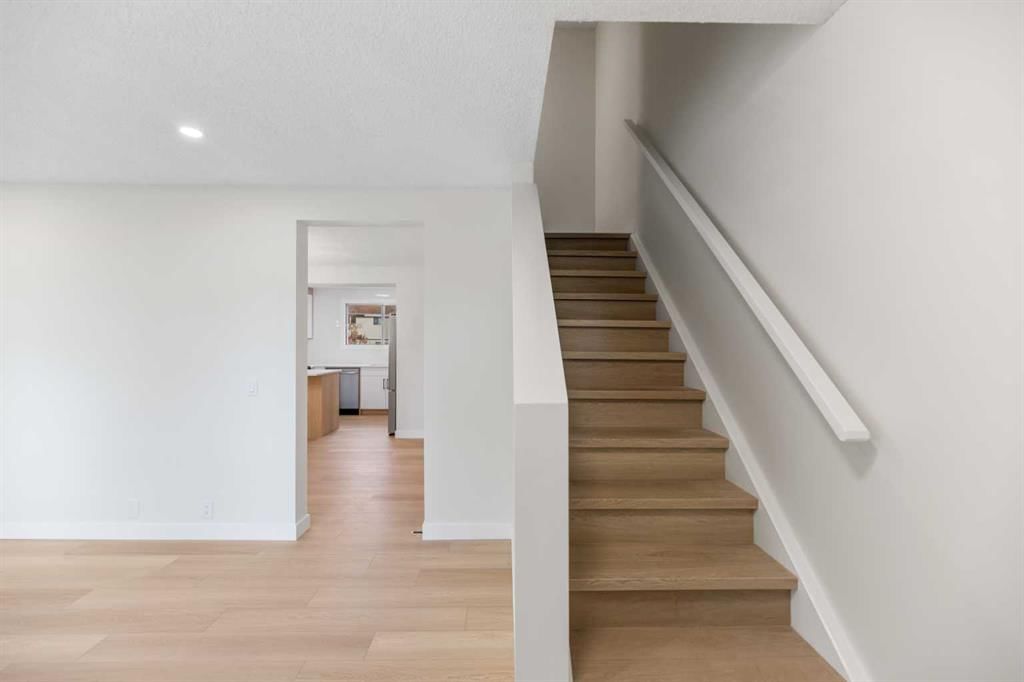 14 woodhill Road SW, Calgary — photo 4 of 36