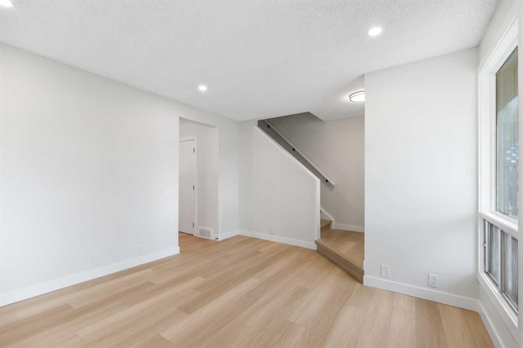 14 woodhill Road SW, Calgary — photo 5 of 36