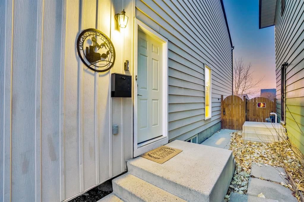 1038 Berkley Drive NW, Calgary — photo 2 of 45