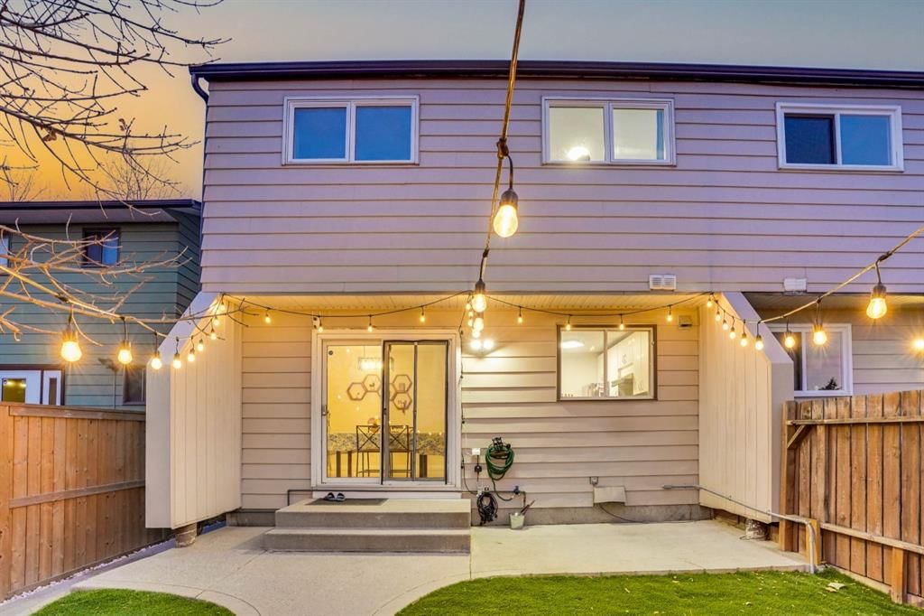 1038 Berkley Drive NW, Calgary — photo 4 of 45