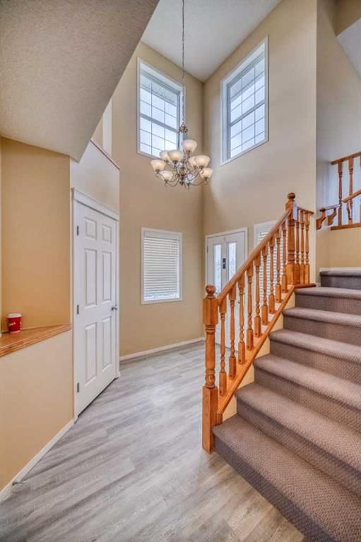 81 Evansmeade Circle NW, Calgary — photo 3 of 44