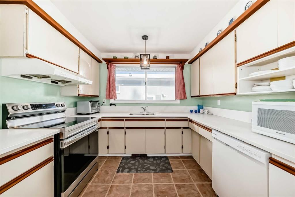 4508 Vandergrift Crescent NW, Calgary — photo 5 of 49