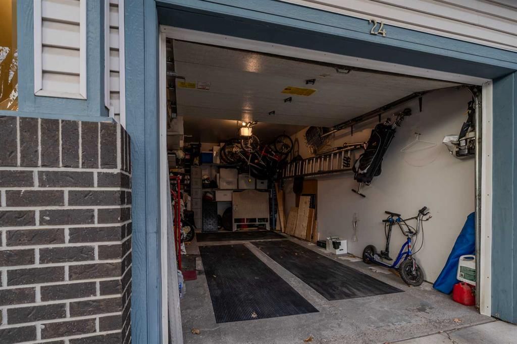 24 Hidden Creek Rise NW, Calgary — photo 3 of 26