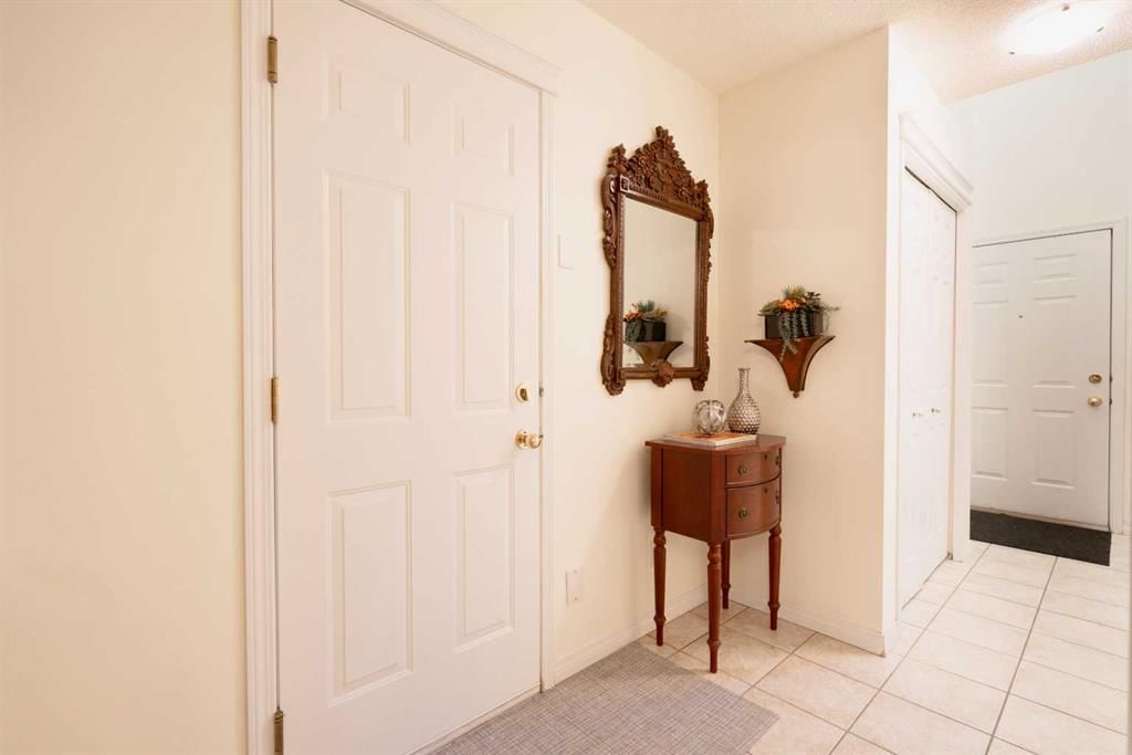 24 Hidden Creek Rise NW, Calgary — photo 5 of 26