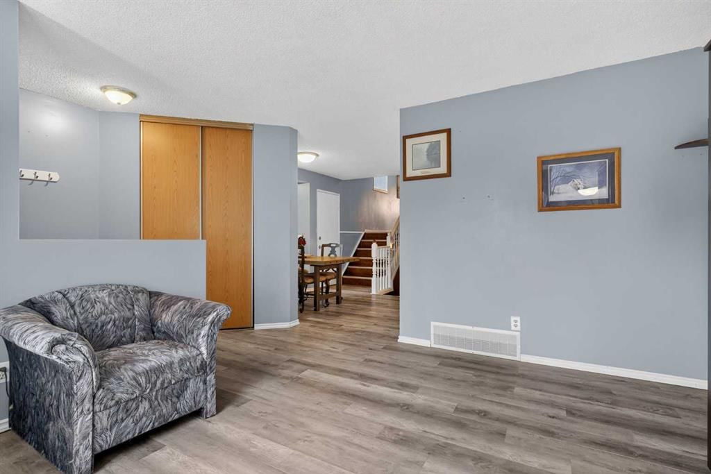 20 Martinview Road NE, Calgary — photo 5 of 48