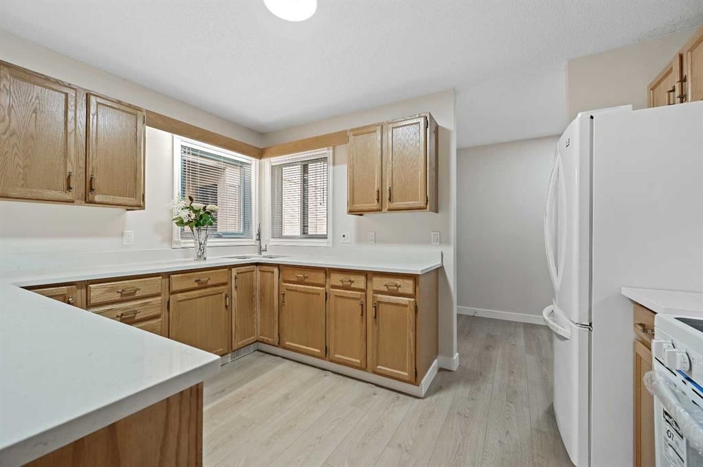 22 Sandarac Circle NW, Calgary — photo 2 of 50